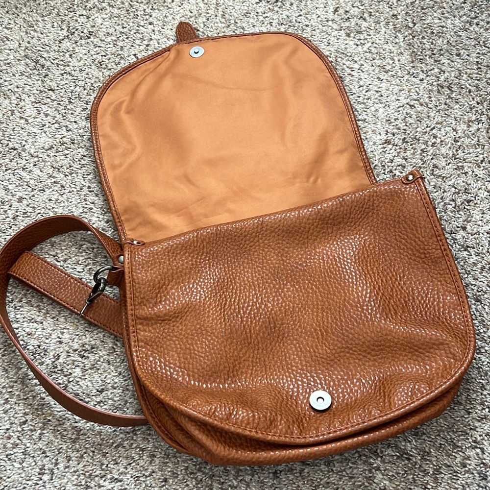 Crossbody - Picture 4 of 9